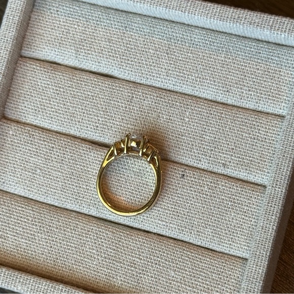 Gold Ring - Picture 3 of 10